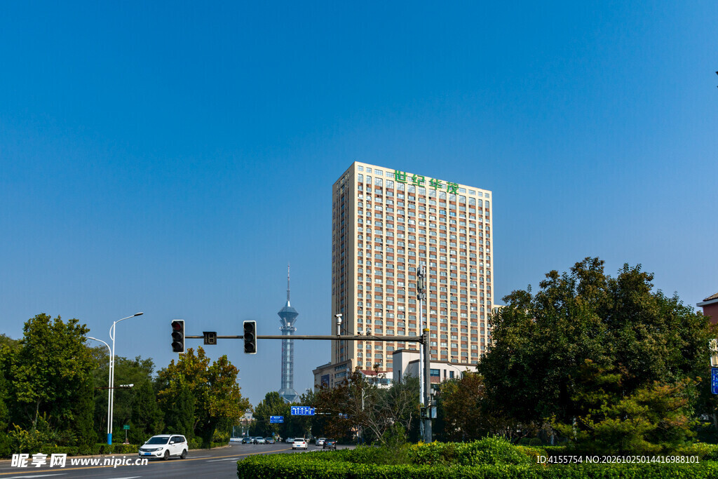 蓝天下的城市高楼街景