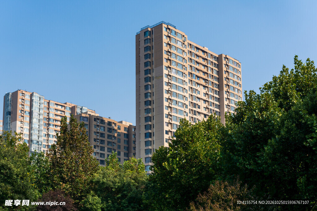 蓝天下的高层住宅楼
