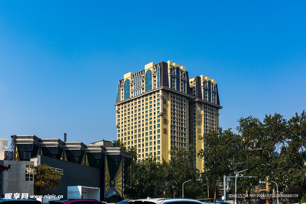 蓝天下的高层现代建筑