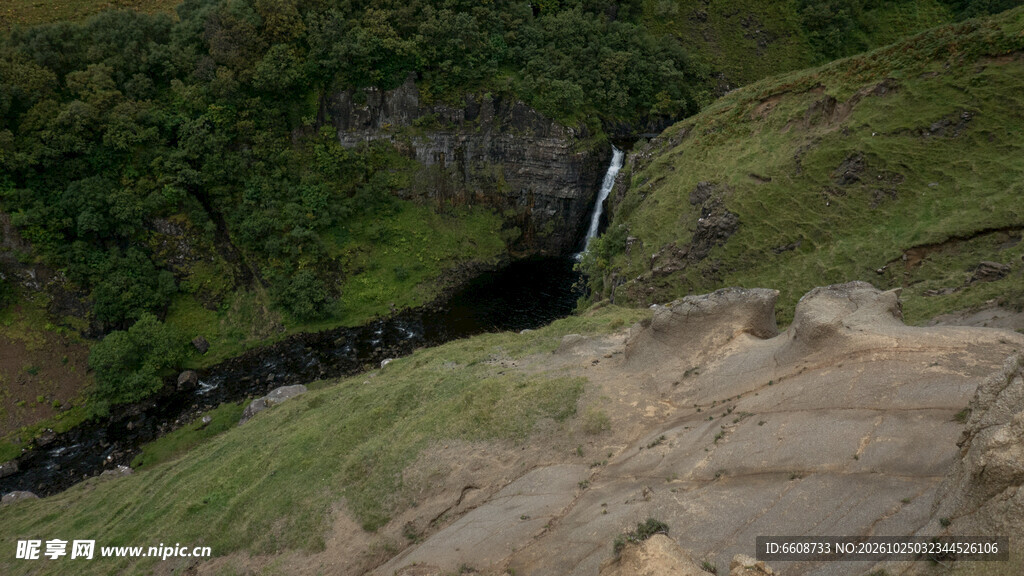 山涧瀑布自然风景