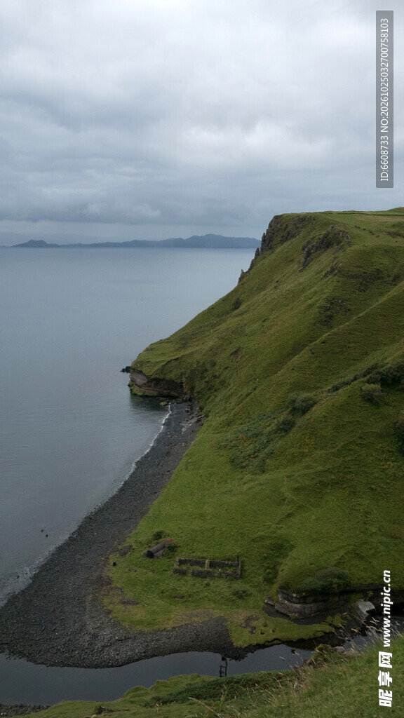 阴天海岸草坡风光