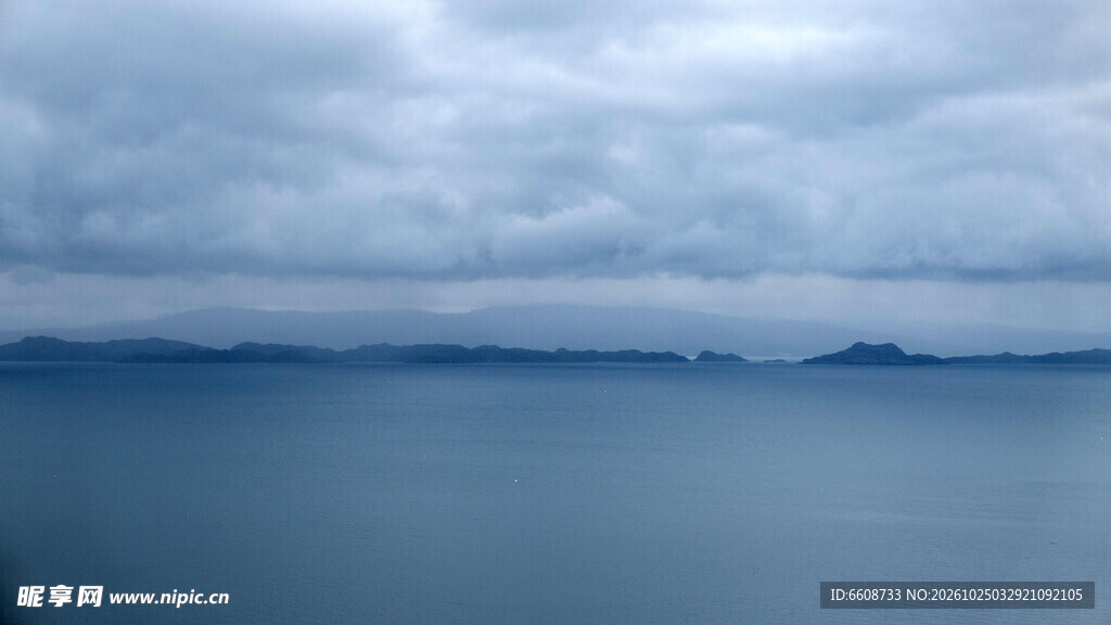 阴天静谧湖景
