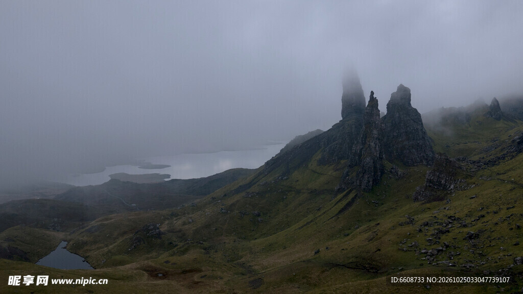 雾漫山野奇石景观
