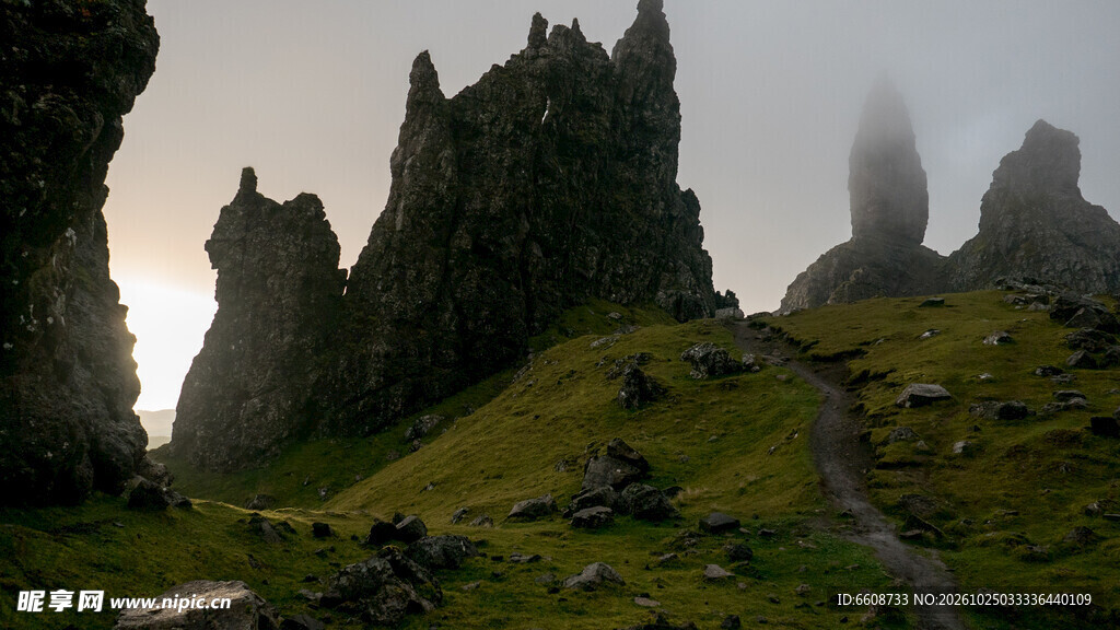 雾中荒野奇石景观