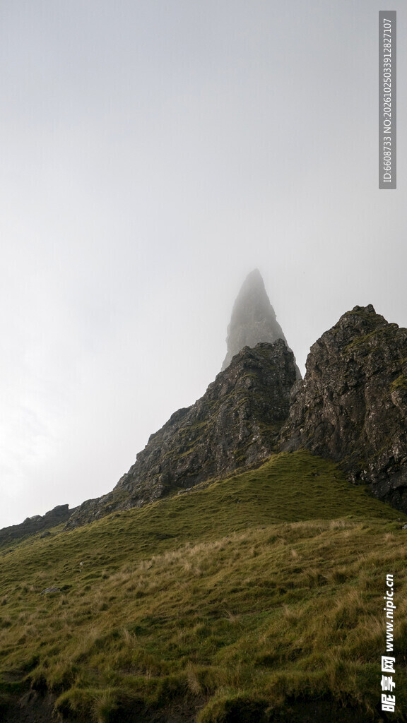 雾锁尖峰山野风光