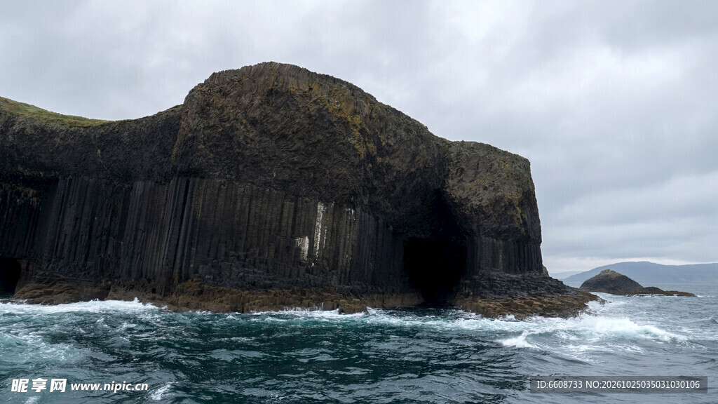 海岸玄武岩峭壁景观
