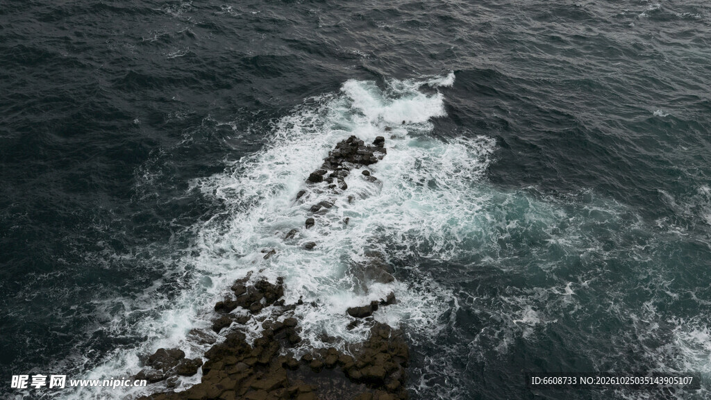 汹涌海浪激起白色浪花