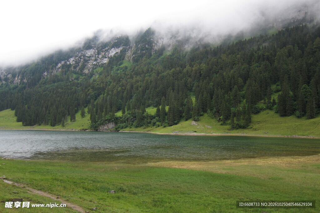 雾中湖畔山林自然风景