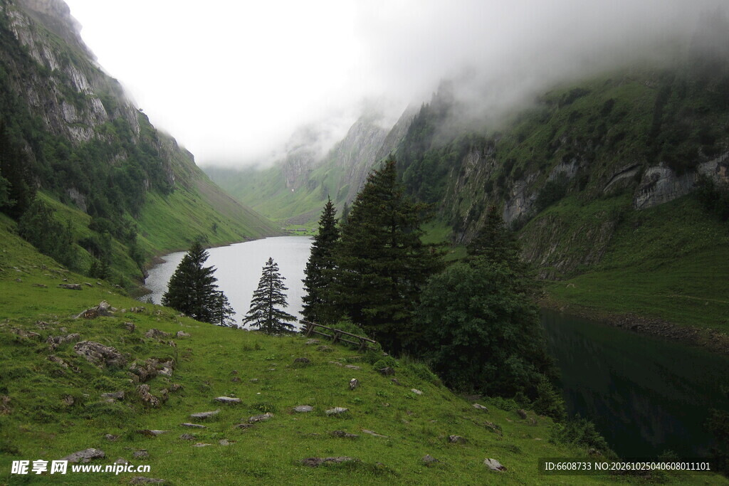 雾绕山间湖景自然风光