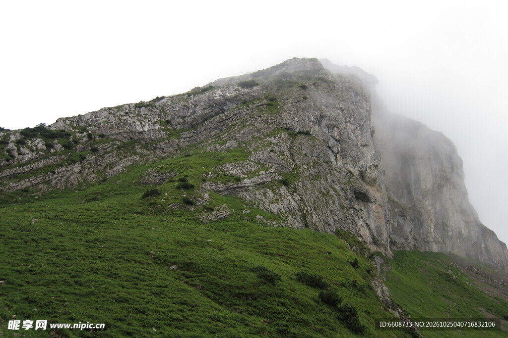 雾绕山崖草坡风光