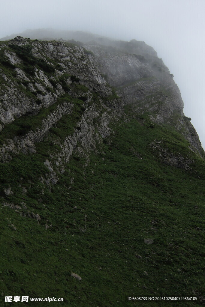 雾中山崖自然景观