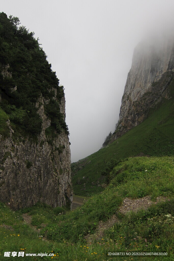 雾绕山谷自然景观