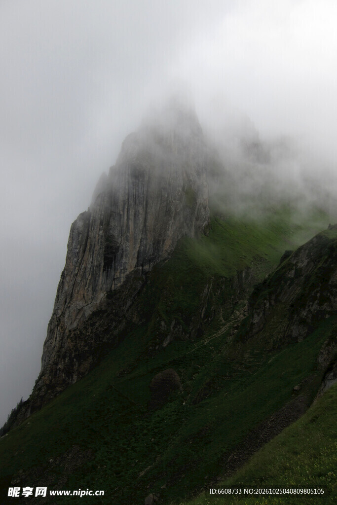 雾中山峰自然景色