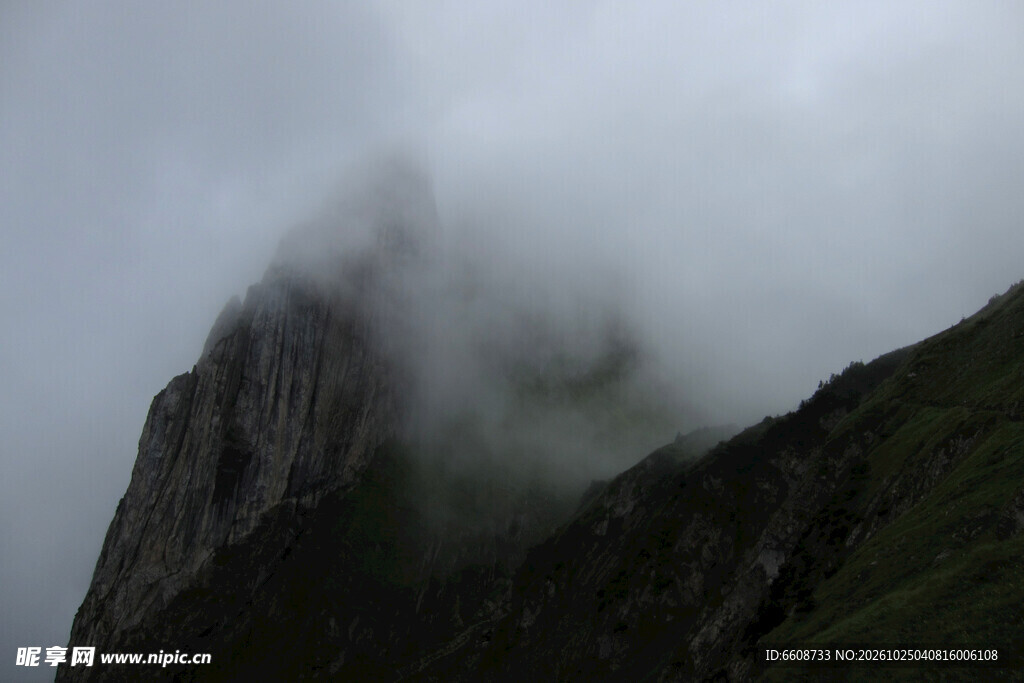云雾笼罩山野山峰