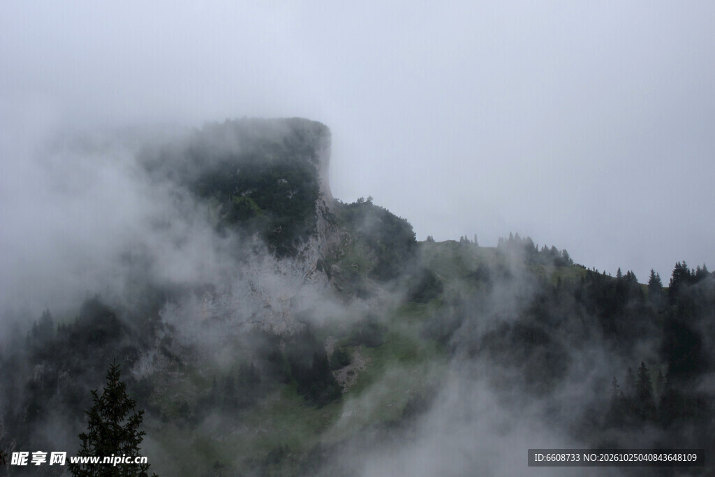 雾绕山野朦胧山景