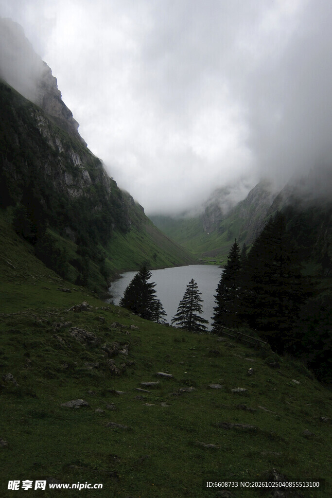 雾绕山谷湖泊风光