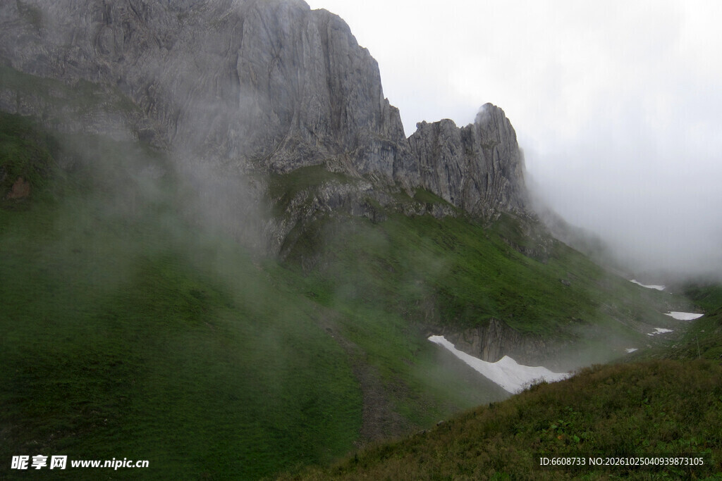 雾绕山野自然景观