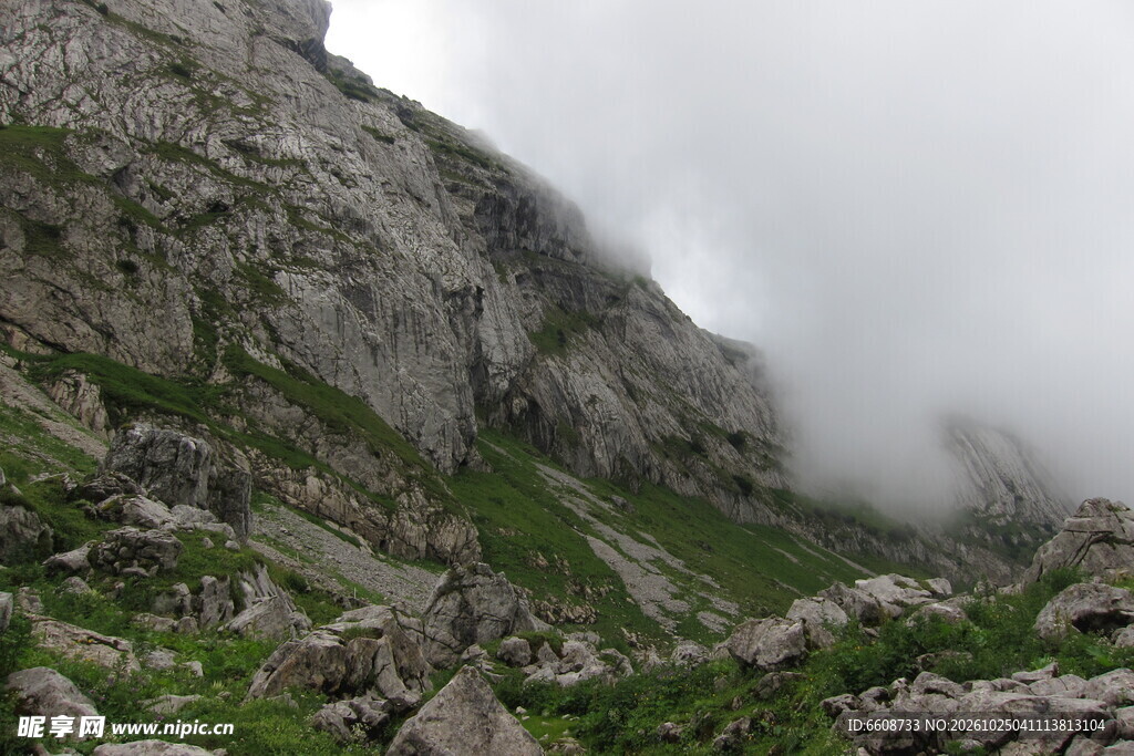 雾绕山壁山野风光