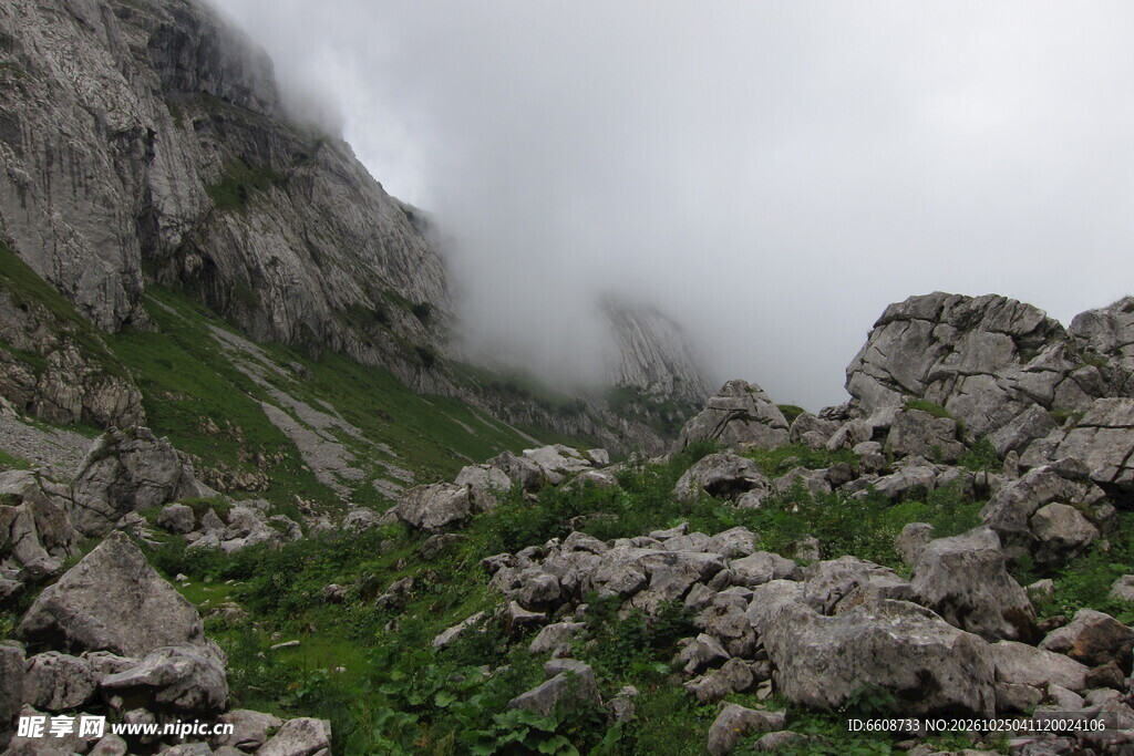 雾绕山野自然风景