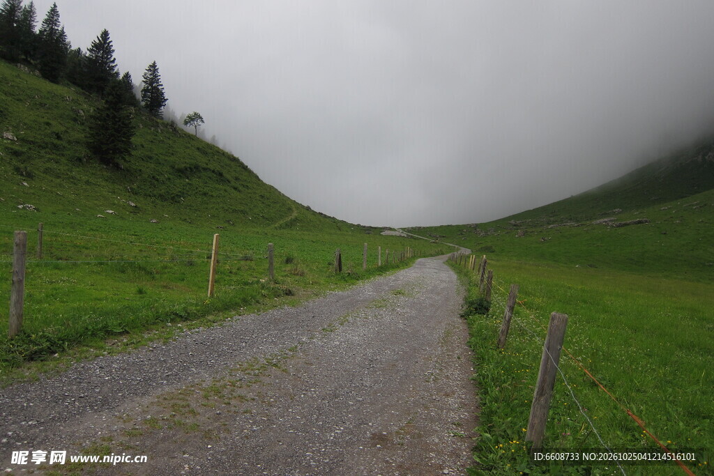 郊野山间公路风光