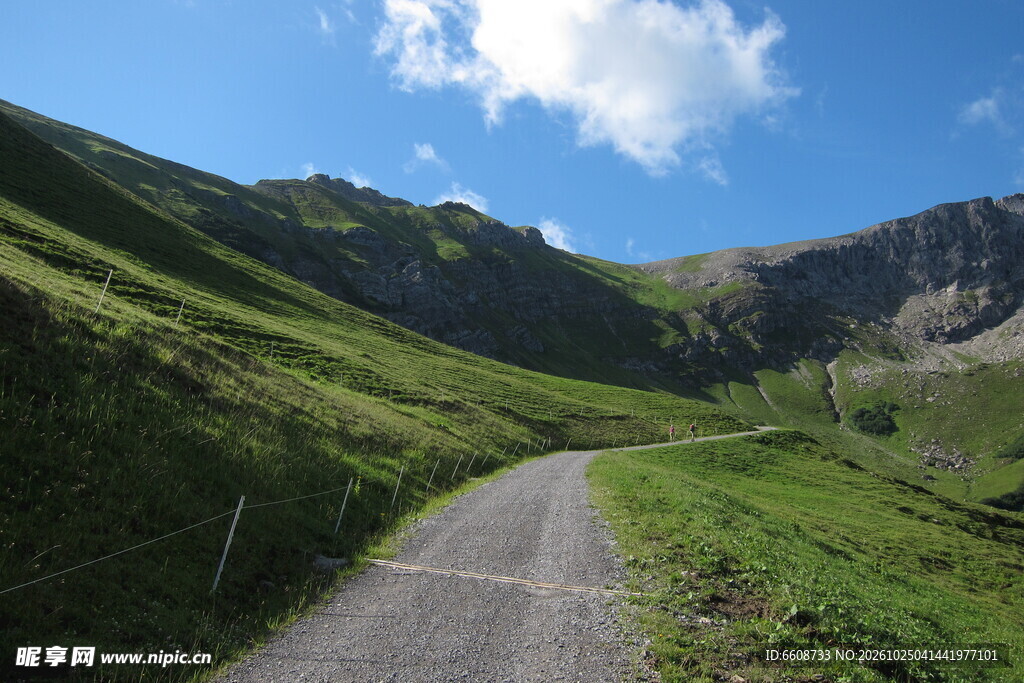 草原山间公路风光