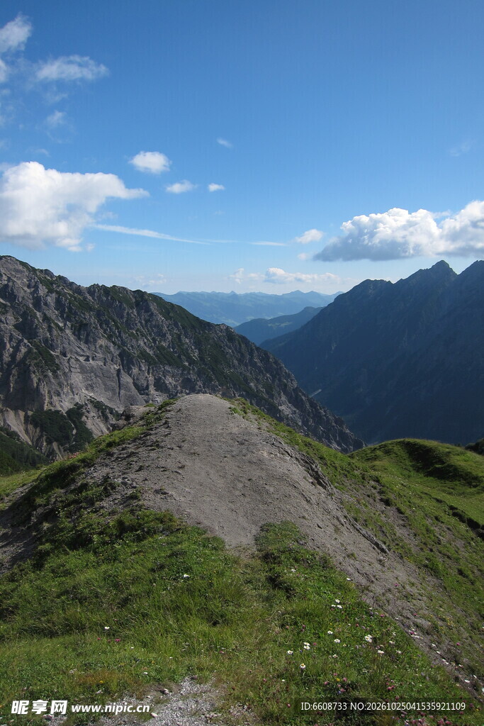高山草甸山径风光