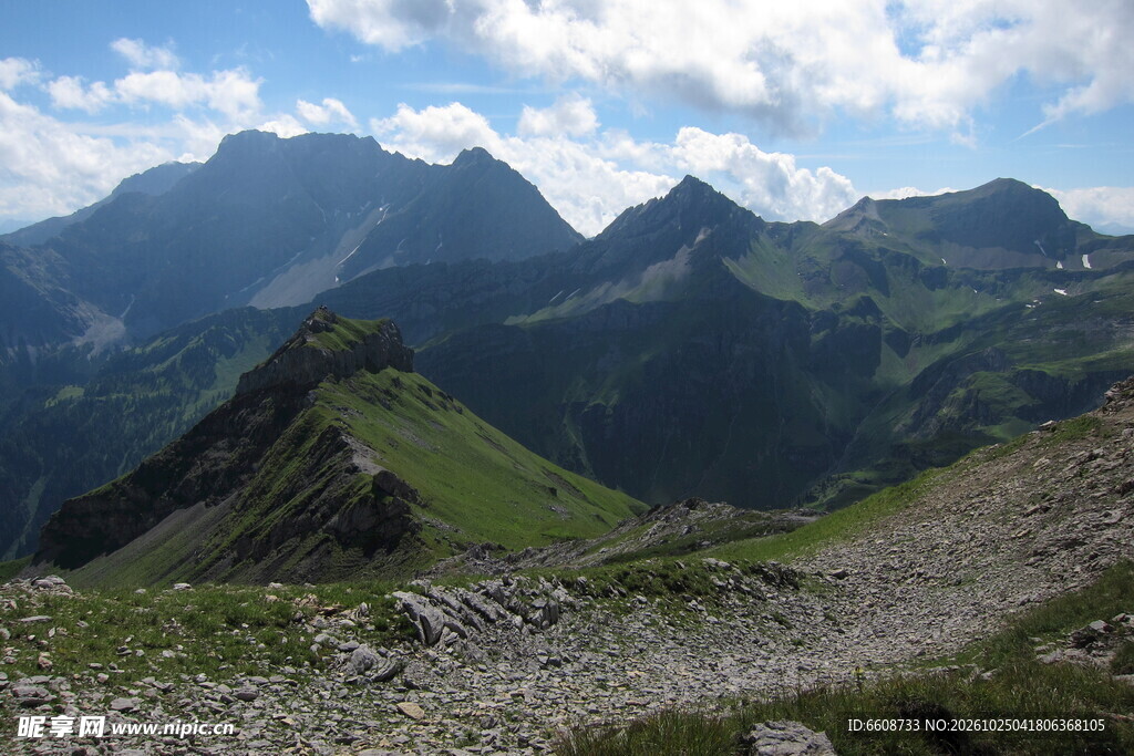 连绵山地自然风光