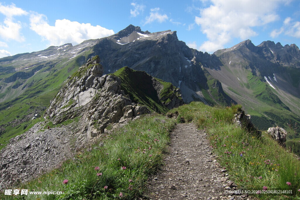 高原山地徒步步道风光