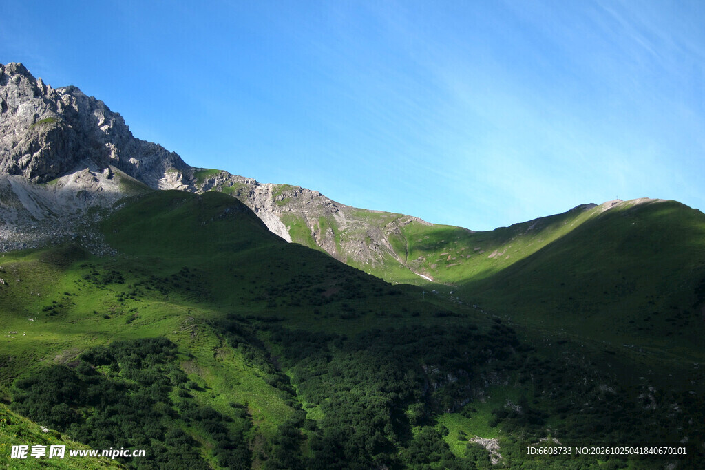 青山晴日山野风光