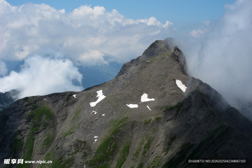 高山残雪云天景观