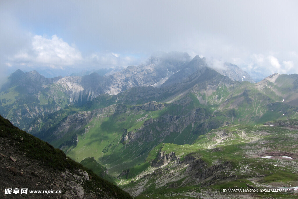 高山草甸云雾景观