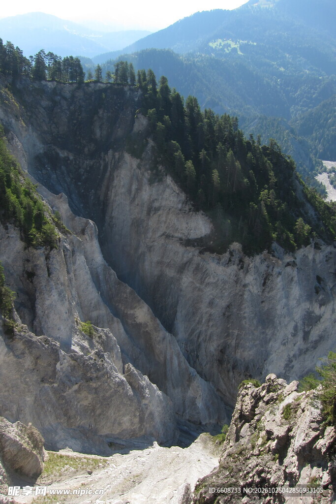 高山峡谷崖壁风光