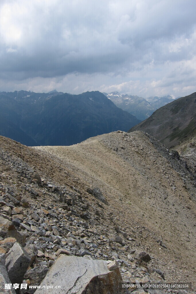 山地荒野土路风光