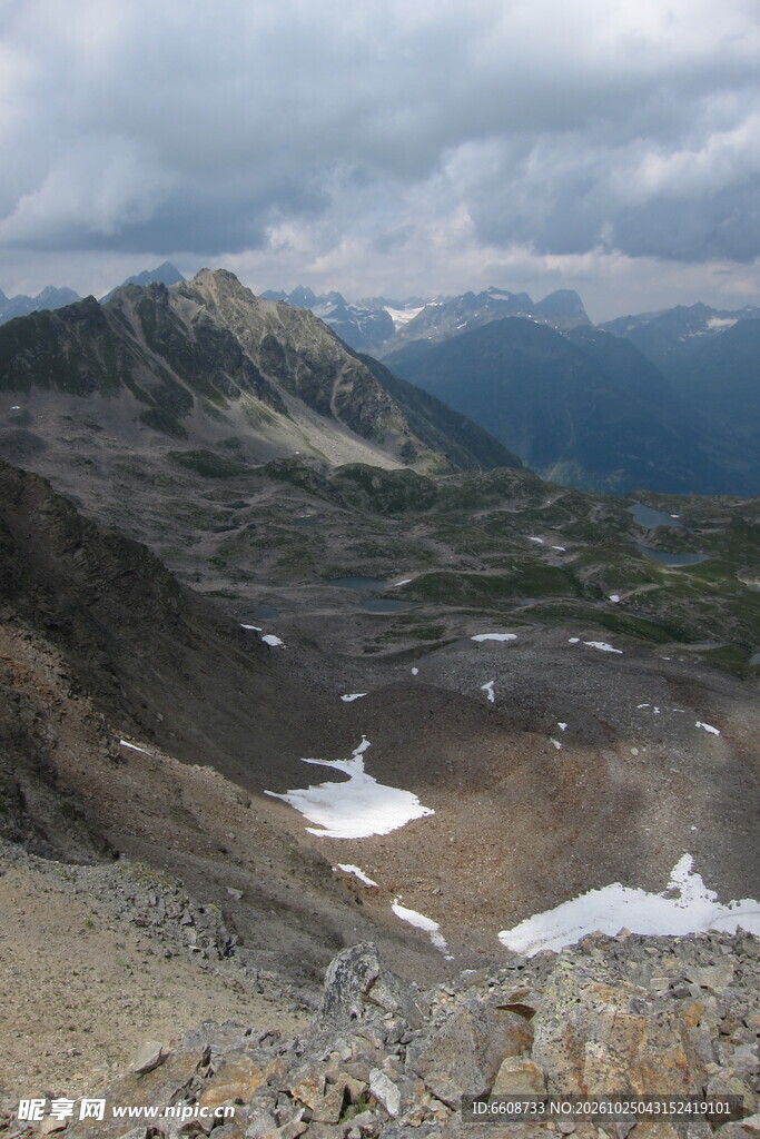 高山残雪山野风光