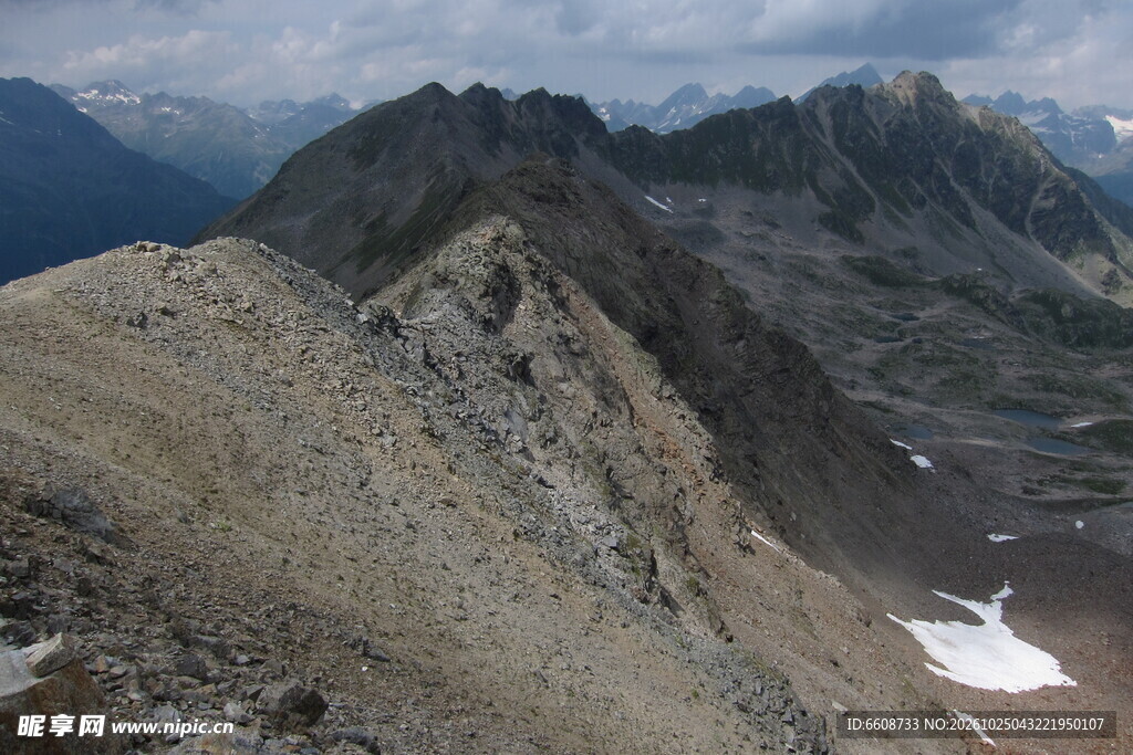 高山山脊荒野风光