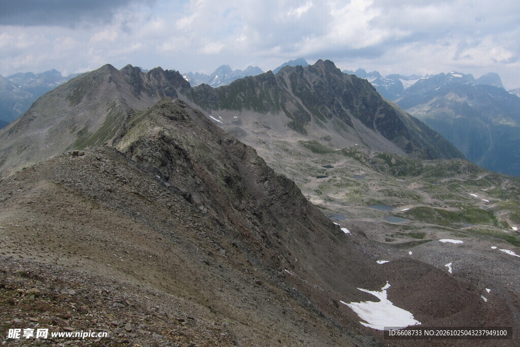 高海拔山地荒野景观
