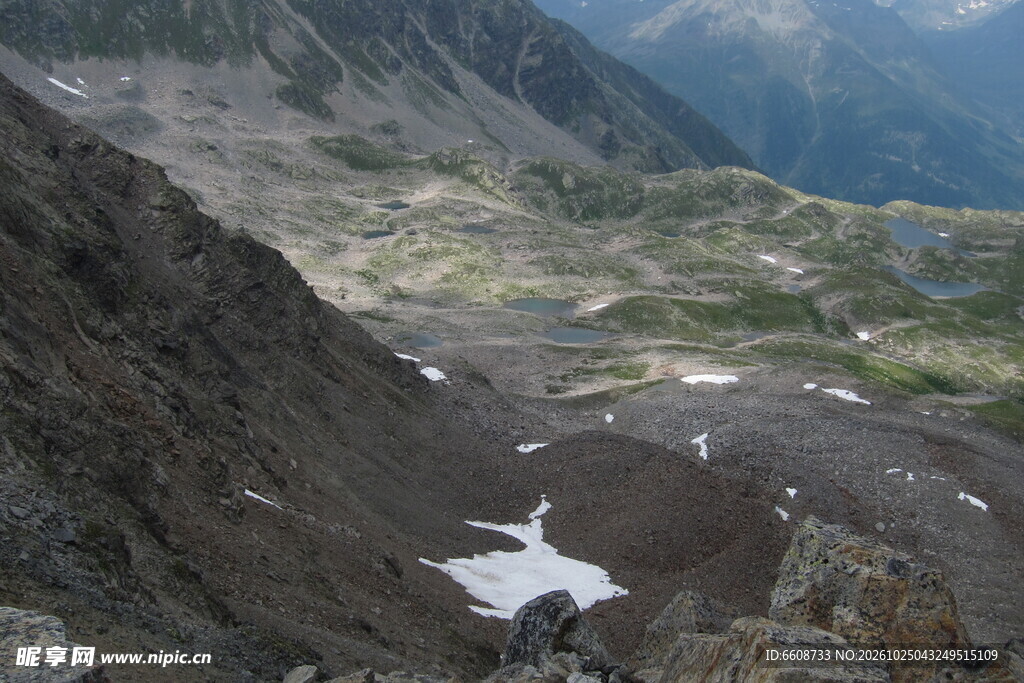 高海拔山地残雪景观