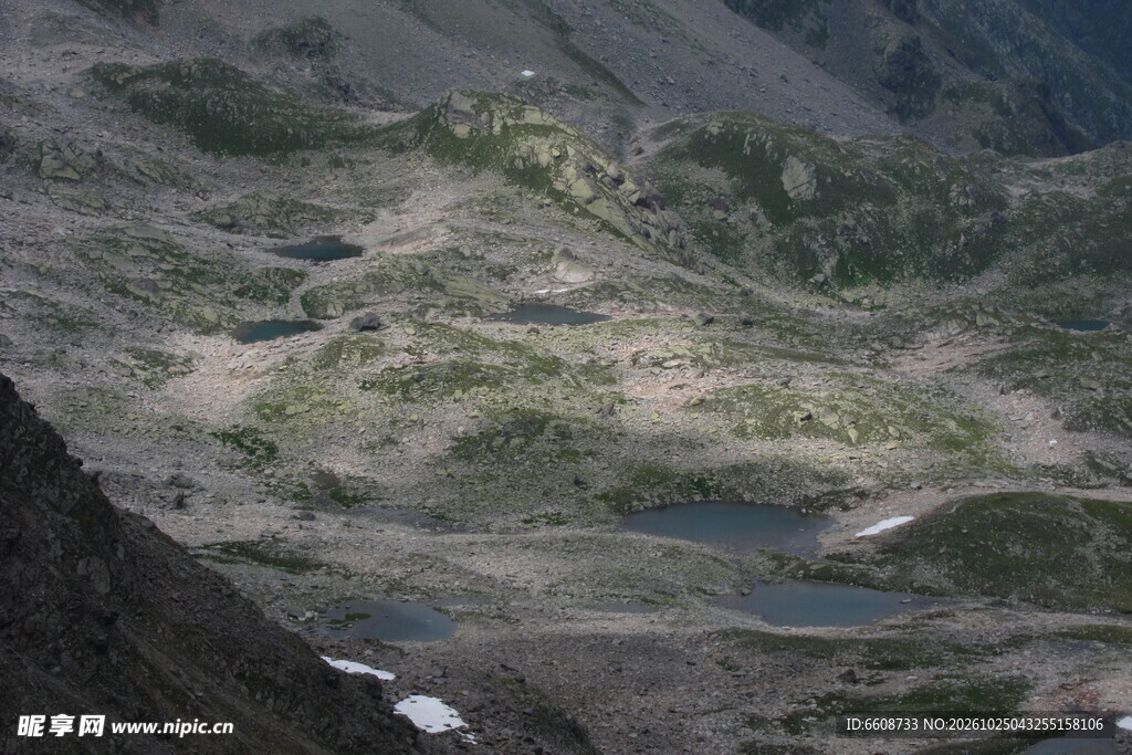 高原草甸湖泊群风光