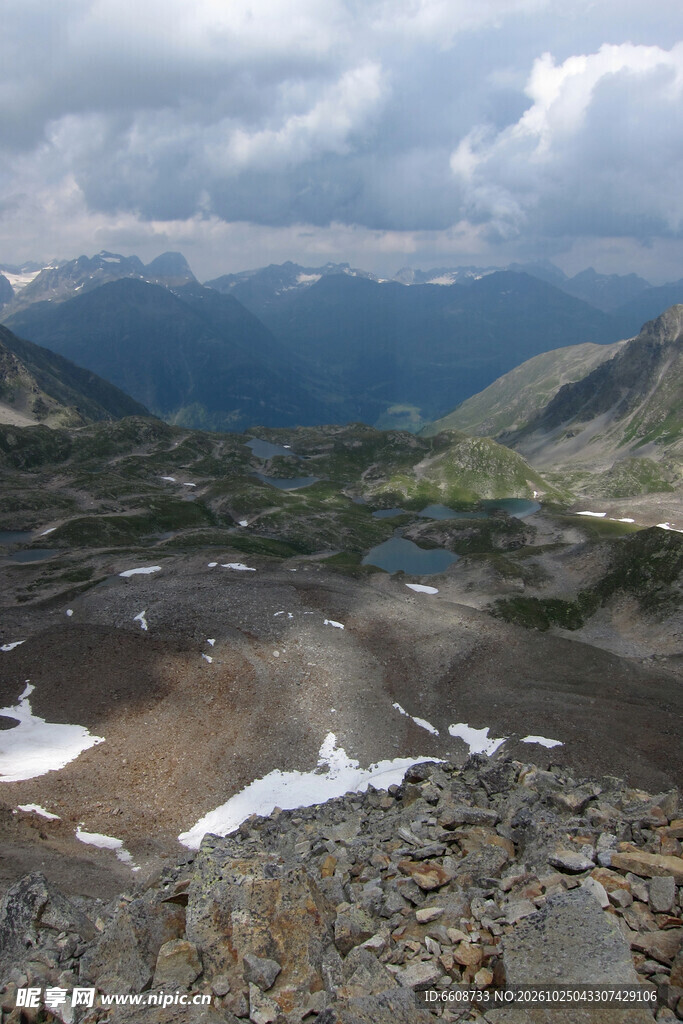 高原山地残雪湖景