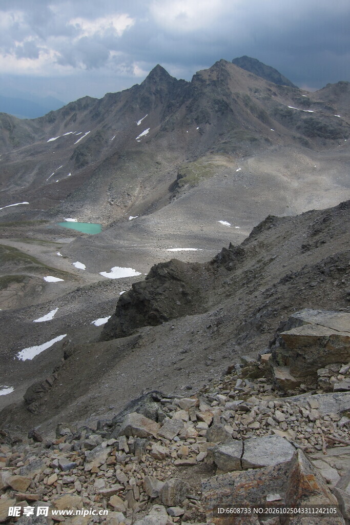 高原山地残雪景观