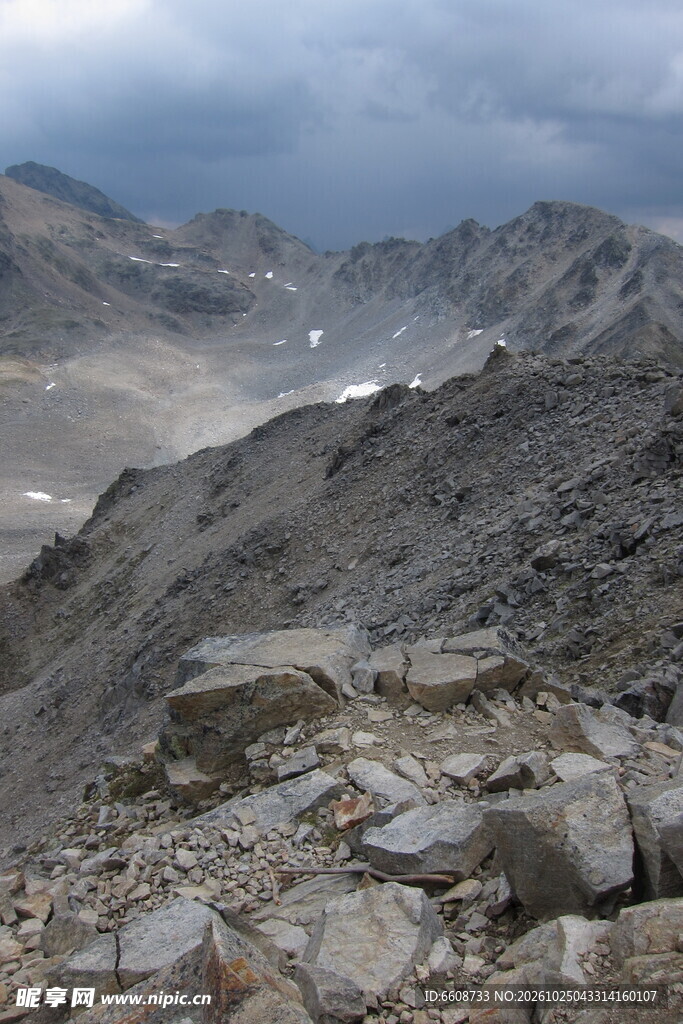 高原荒寂山地自然景观