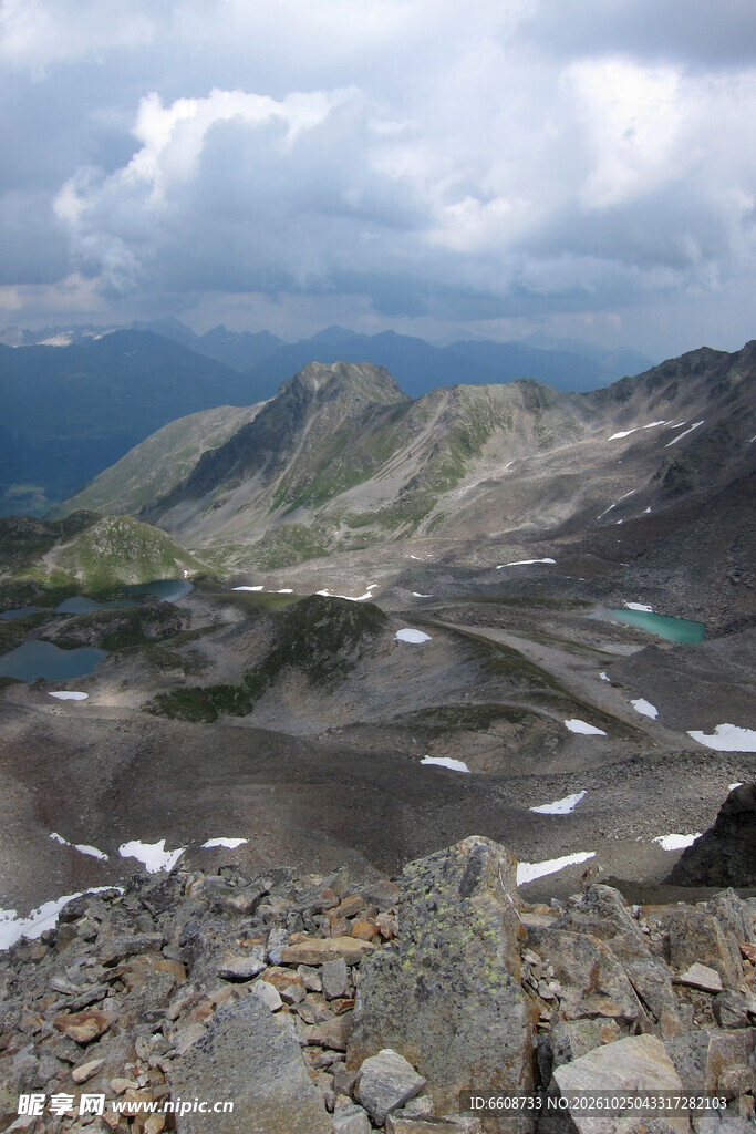 高原山地湖景风光