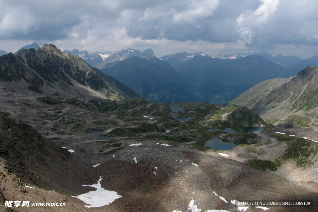 高原山地湖景风光