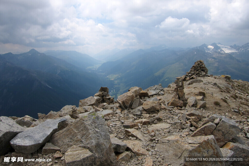 高山石坡远景风光