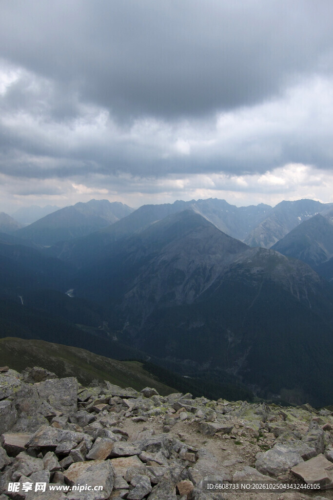 阴云笼罩的山野远景