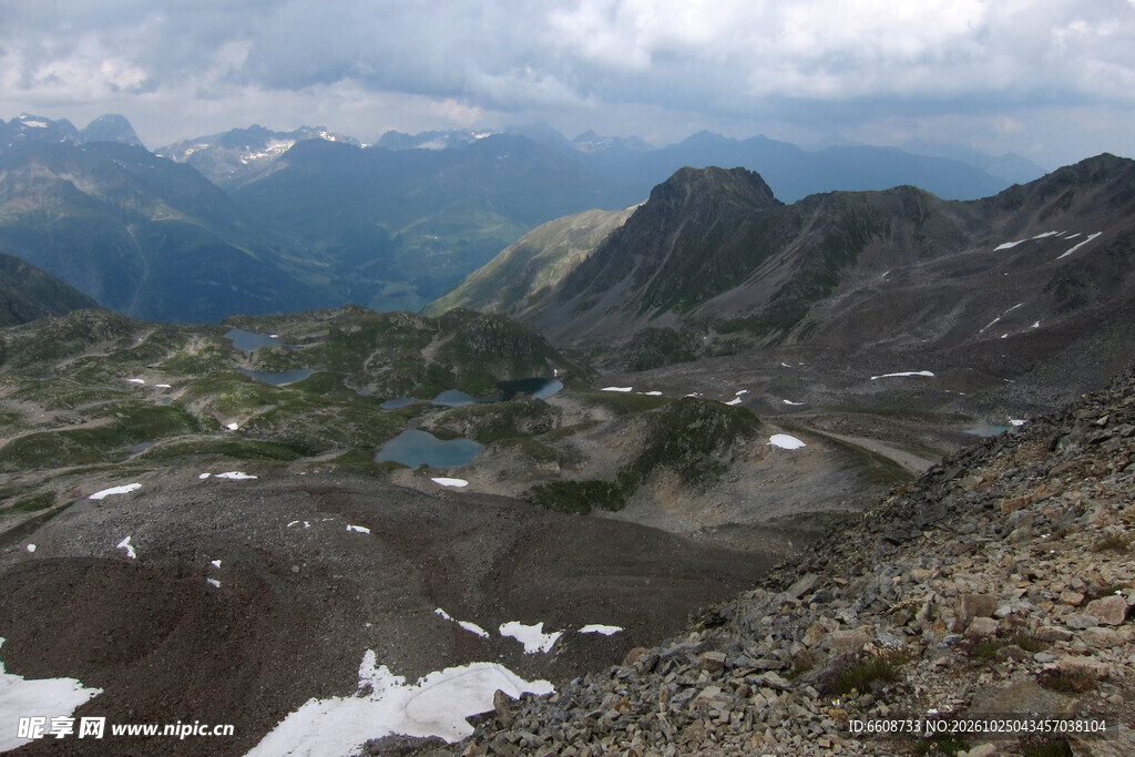 高海拔山地湖景