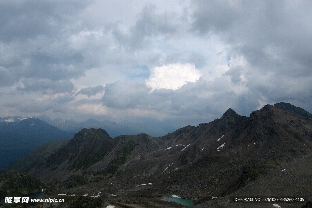 阴云下的山野山景