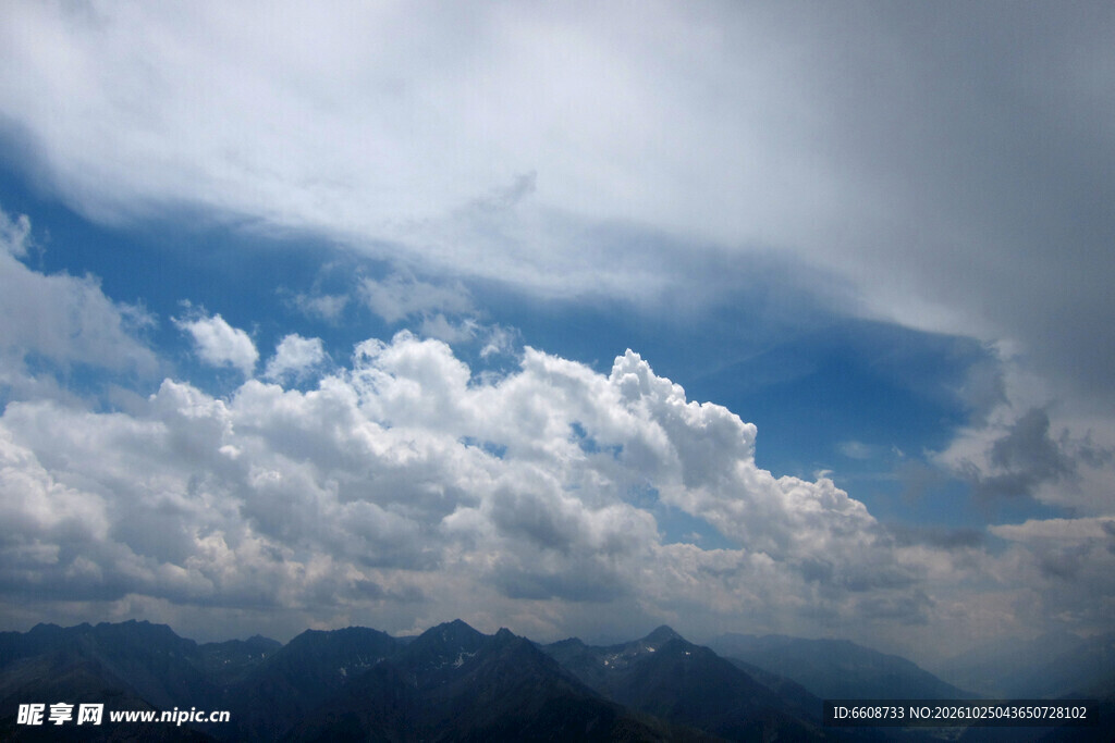 远山云天自然风景