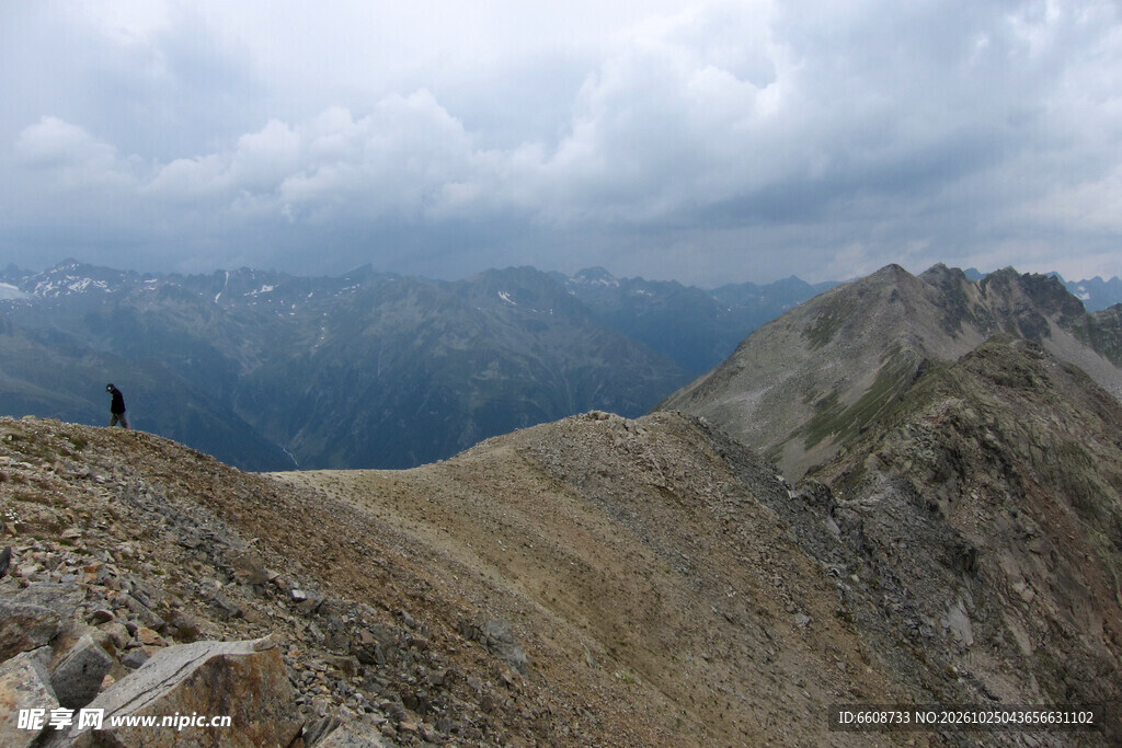 高原山地阴天风光