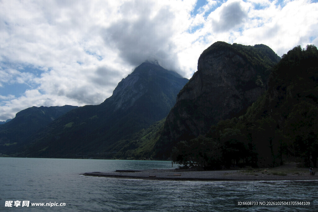 湖岸山峦云天自然景观